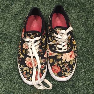 Floral black flat sneakers